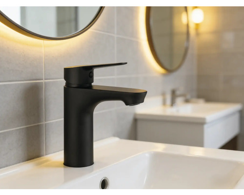 Černá umyvadlová baterie na umyvadle v koupelně.