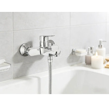 Nástěnná vanová baterie z kovu v koupelně