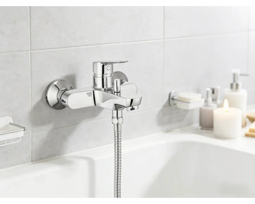 Nástěnná vanová baterie z kovu v koupelně