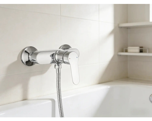 Nástěnná sprchová baterie se sprchovou hadicí v koupelně