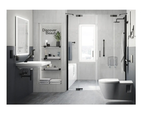 Moderní koupelna s umyvadlem, zrcadlem, policemi, sprchovým koutem a toaletou pro světlou a funkční atmosféru prostoru.