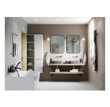 Světlá koupelna s vanou, umyvadly, zrcadlem a policemi na koupelnové doplňky