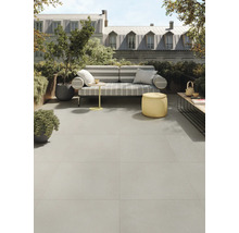 Terasa se šedými podlahovými dlaždicemi, posezením a rostlinami