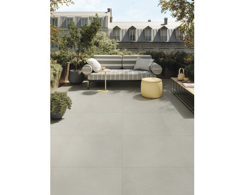 Terasa se šedými podlahovými dlaždicemi, posezením a rostlinami