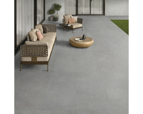 Terasa s šedými dlaždicemi a zahradním nábytkem