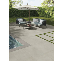 Terasa se zahradním nábytkem, slunečníkem a kamennými deskami