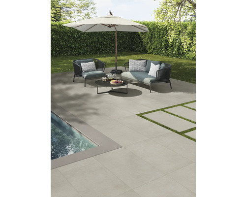 Terasa se zahradním nábytkem, slunečníkem a kamennými deskami