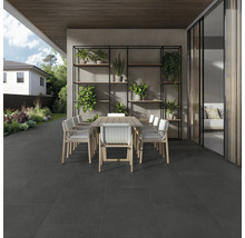 Terasa s jídelním stolem a židlemi a regál s rostlinami