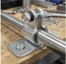 Kovová trubka s upevňovacím prvkem a šrouby