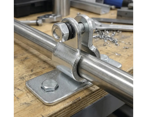 Kovová trubka s upevňovacím prvkem a šrouby