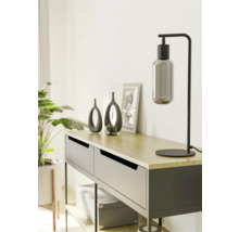 Dekorativní příborník se stolní lampou, vázami a pokojovou rostlinou pro stylový interiér