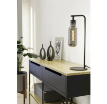 Stolní lampa na komodě s dekoracemi