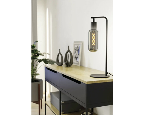 Stolní lampa na komodě s dekoracemi