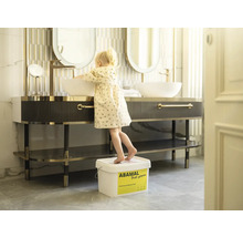 Koupelna s umyvadlem, zrcadlem a dítětem na kbelíku