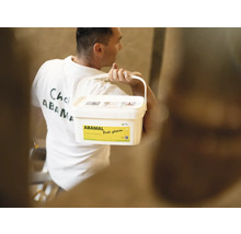 Muž nese kbelík barvy proti plísním Abamal