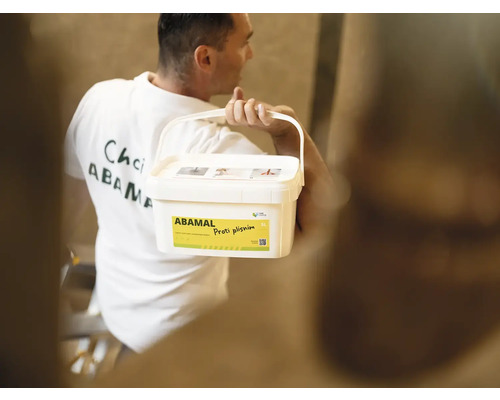 Muž nese kbelík barvy proti plísním Abamal