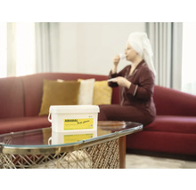 Kbelík Abamal Proti plisnim ochrana proti plísním na stole se ženou v pozadí