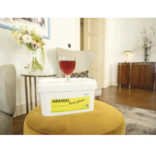 Kbelík Abamal Proti plísním na žluté stoličce v obývacím pokoji