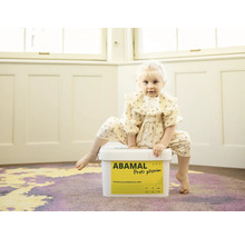 Malé dítě sedí na kbelíku barvy proti plísním Abamal.