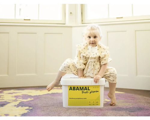 Malé dítě sedí na kbelíku barvy proti plísním Abamal.