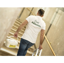 Muž nese produkt Abamal po schodech