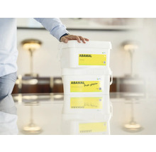 Dva bílé kbelíky stavební chemie Abamal naskládané na sobě