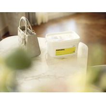 Kbelík impregnace fasád Abamal na stole