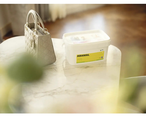 Kbelík impregnace fasád Abamal na stole