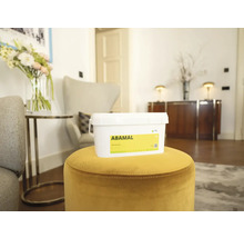 Kbelík barvy Abamal na stoličce v obývacím pokoji