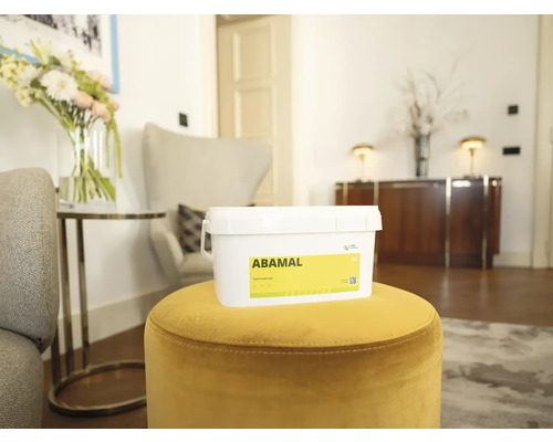 Kbelík barvy Abamal na stoličce v obývacím pokoji