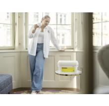 Scéna s osobou a kbelíkem barvy Abamal na stole