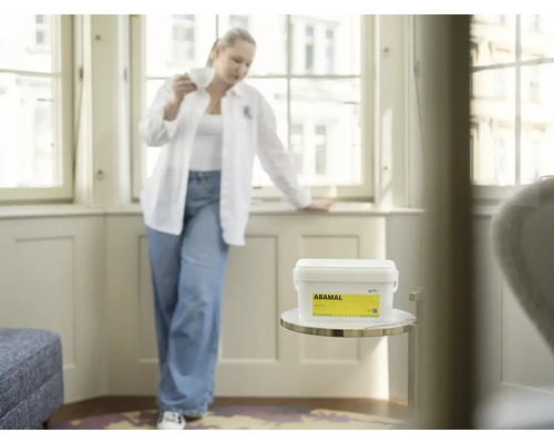 Scéna s osobou a kbelíkem barvy Abamal na stole