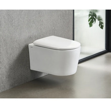 Závěsné WC z keramiky se sedátkem před šedou zdí