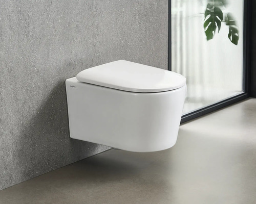 Závěsné WC z keramiky se sedátkem před šedou zdí