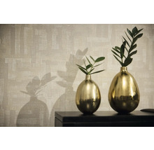 Dekorativní tapeta se dvěma vázami a rostlinami na skříňce