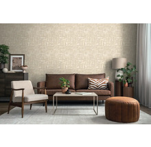 Obývací pokoj s hnědou pohovkou, křeslem, stolem a vzorovanou tapetou