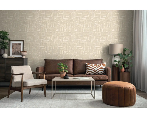 Obývací pokoj s hnědou pohovkou, křeslem, stolem a vzorovanou tapetou