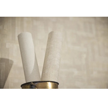 Dvě role tapet v kbelíku