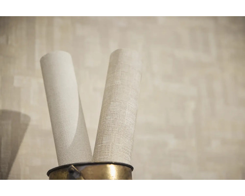 Dvě role tapet v kbelíku