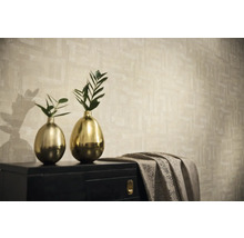 Dekorativní scéna s tapetou, komodou a vázami