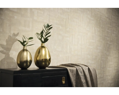 Dekorativní scéna s tapetou, komodou a vázami