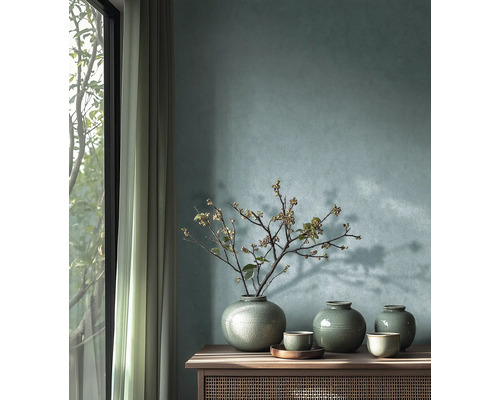 Dekorativní aranžmá s vázami a větvemi na příborníku před zdí