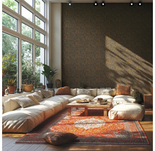 Obývací pokoj s velkým oknem, rohovou pohovkou, kobercem a vzorovanou tapetou