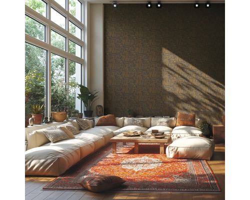 Obývací pokoj s velkým oknem, rohovou pohovkou, kobercem a vzorovanou tapetou