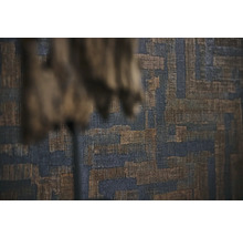 Detailní záběr na dekorativní nástěnnou tapisérii s abstraktním vzorem