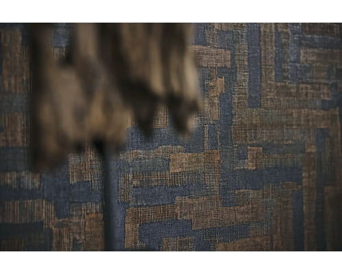 Detailní záběr na dekorativní nástěnnou tapisérii s abstraktním vzorem