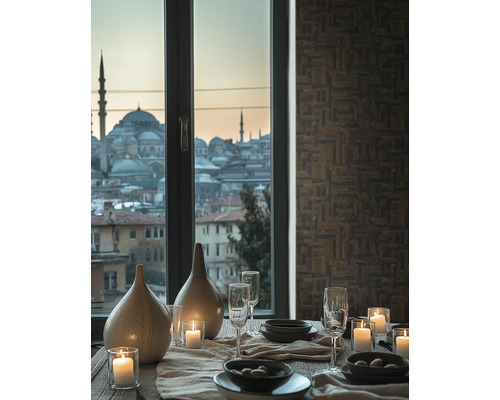 Slavnostně prostřený stůl před oknem s výhledem na město