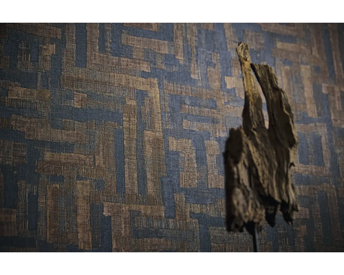 Stěna s geometrickým vzorem a dřevěnou dekorací