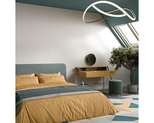 Světlá ložnice s postelí, komodou, zrcadlem, stoličkou, pokojovou rostlinou a ozdobným stropním svítidlem.