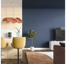 Obývací pokoj s modrou tapetou, barovými židlemi a pokojovou rostlinou